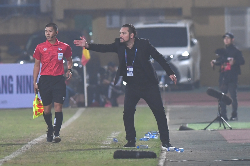 HLV Velizar Popov truyền lửa cho cầu thủ Thanh Hóa bằng phong thái cực ngầu - Ảnh 1.