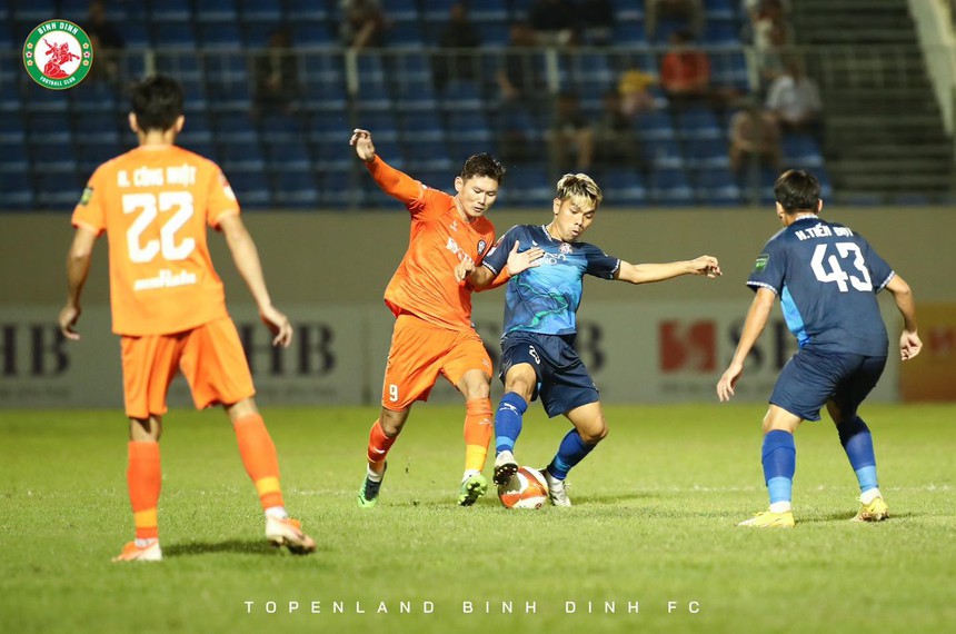 HLV Phan Thanh Hùng xin lỗi vì SHB Đà Nẵng thua trận - Ảnh 1. SHB Đà Nẵng, Bình Định, Topenland Bình Định, Phan Thanh Hùng, Đặng Văn Lâm