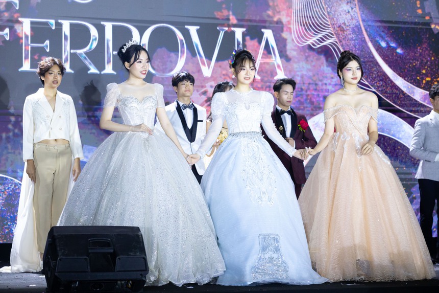 Đúng là ngôi trường "xịn sò", không những xinh đẹp, học giỏi mà học sinh chuyên Hà Nội - Amsterdam còn có events đỉnh thế này đây! - Ảnh 4.