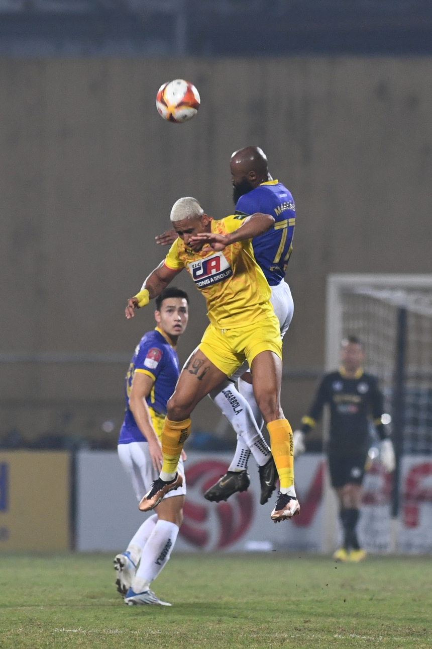 HLV Velizar Popov truyền lửa cho cầu thủ Thanh Hóa bằng phong thái cực ngầu - Ảnh 6.