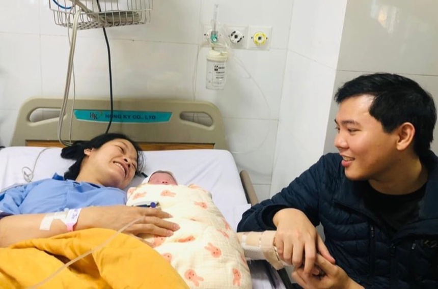 Tuởng hiếm muộn, chàng trai ngồi xe lăn mặc cảm lấy vợ đẹp hơn tuổi, ai ngờ 2 năm sau “trời cho lộc" - Ảnh 3.