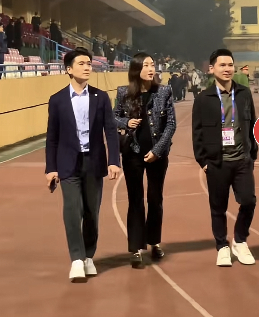 Đỗ Mỹ Linh lộ bụng lùm lùm khi xuất hiện bên ông xã thiếu gia - Ảnh 1. Đỗ Mỹ Linh lộ bụng lùm lùm khi xuất hiện bên ông xã thiếu gia - Ảnh 1.