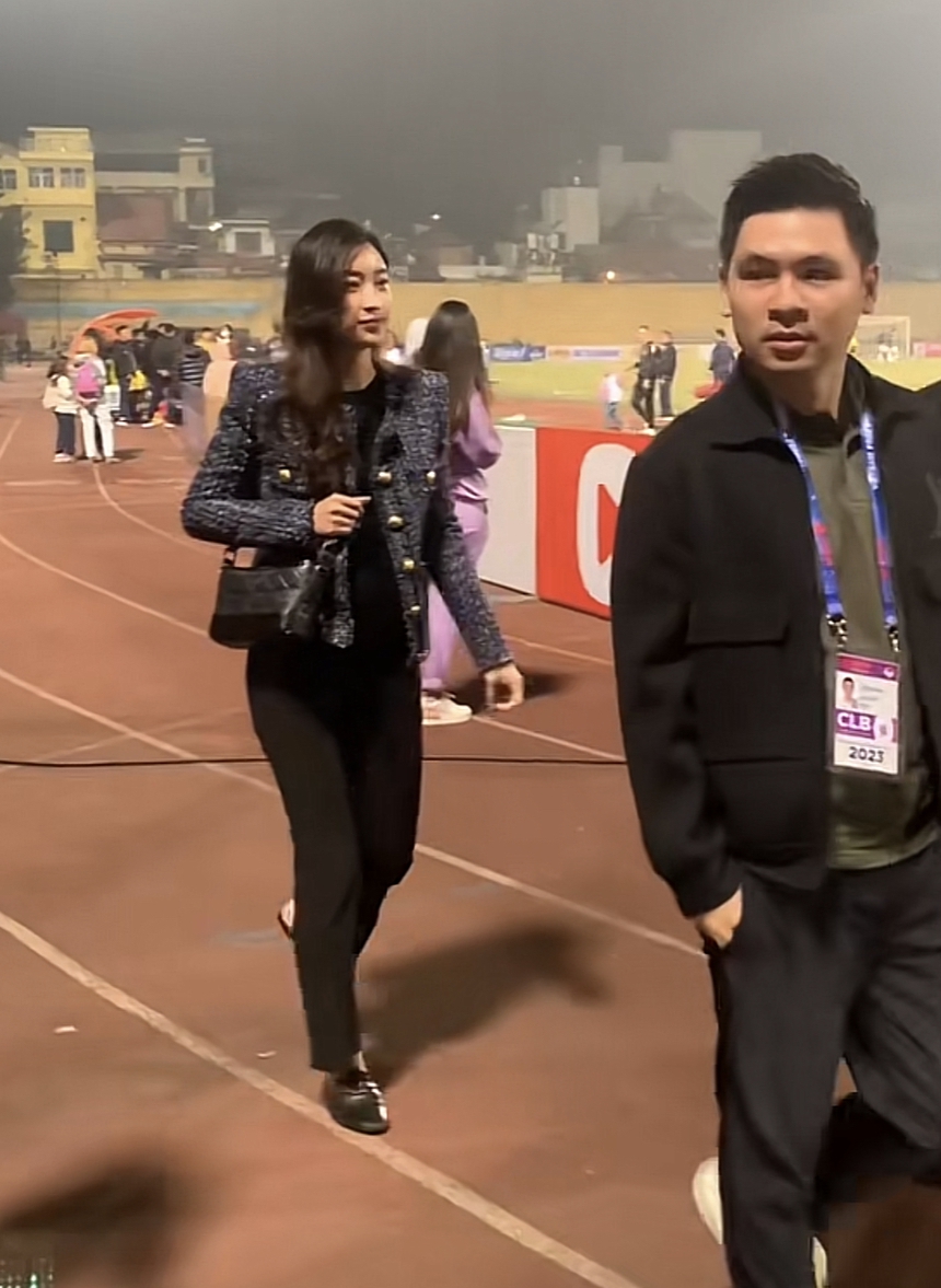 Đỗ Mỹ Linh lộ bụng lùm lùm khi xuất hiện bên ông xã thiếu gia - Ảnh 2. Đỗ Mỹ Linh lộ bụng lùm lùm khi xuất hiện bên ông xã thiếu gia - Ảnh 2.