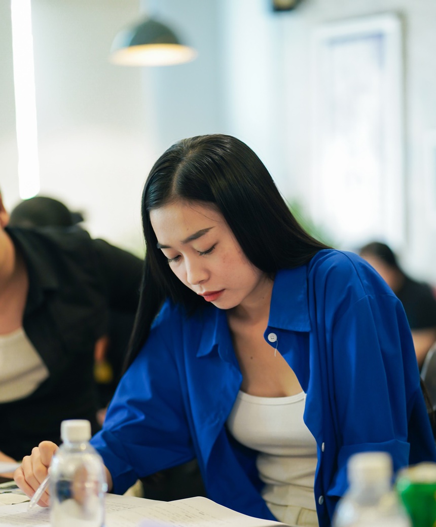 Lê Khánh, Hoàng Oanh cười "điên đảo" trong buổi đọc kịch bản phim mới - Ảnh 8.