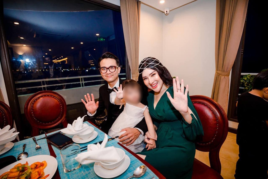 Cô gái quê làm dâu nhà giàu, được mẹ chồng tự tay thẩm mỹ cho trở nên xinh đẹp, tặng toàn quà "khủng" - Ảnh 4. Cô gái quê làm dâu nhà giàu, được mẹ chồng tự tay thẩm mỹ cho trở nên xinh đẹp, tặng toàn quà "khủng" - Ảnh 4.