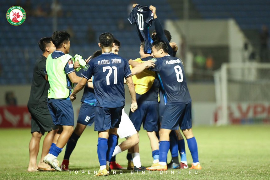 Văn Lâm hoá ‘người nhện’, Rafaelson lập công phút bù giờ, Bình Định chiến thắng dù thiếu người - Ảnh 1.