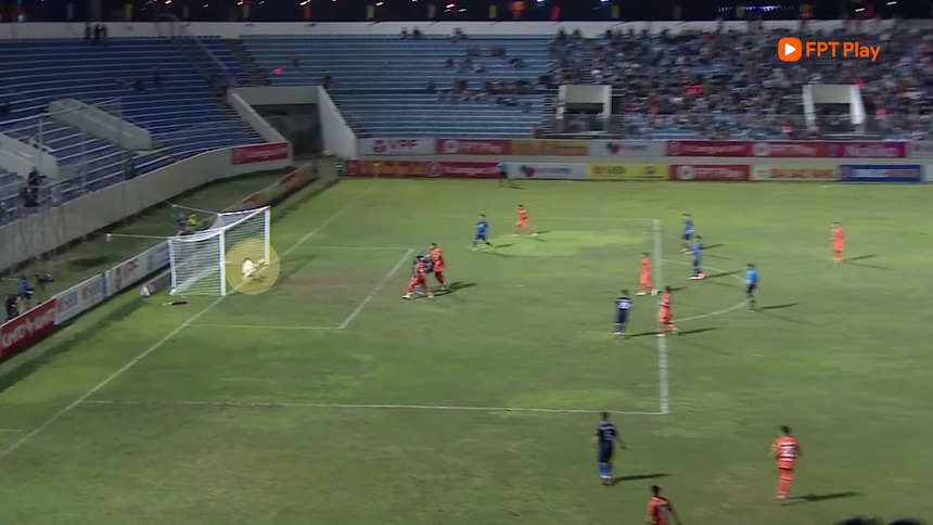 Pha cứu thua 'vàng 10' giá trị như bàn thắng của Văn Lâm, khẳng định thủ môn số 1 Việt Nam - Ảnh 3.