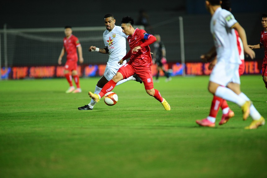 Tiền vệ bị thầy Park "bỏ rơi" rực sáng vẫn không thể cứu Hải Phòng FC thoát thua ở V.League - Ảnh 3.