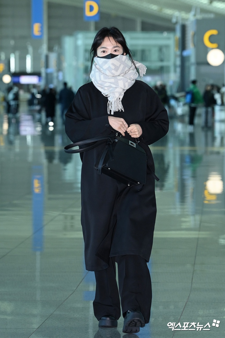 Song Hye Kyo xuất hiện nổi bật tại sân bay chỉ vài ngày sau khi chồng cũ xuất ngoại với vợ - Ảnh 5.