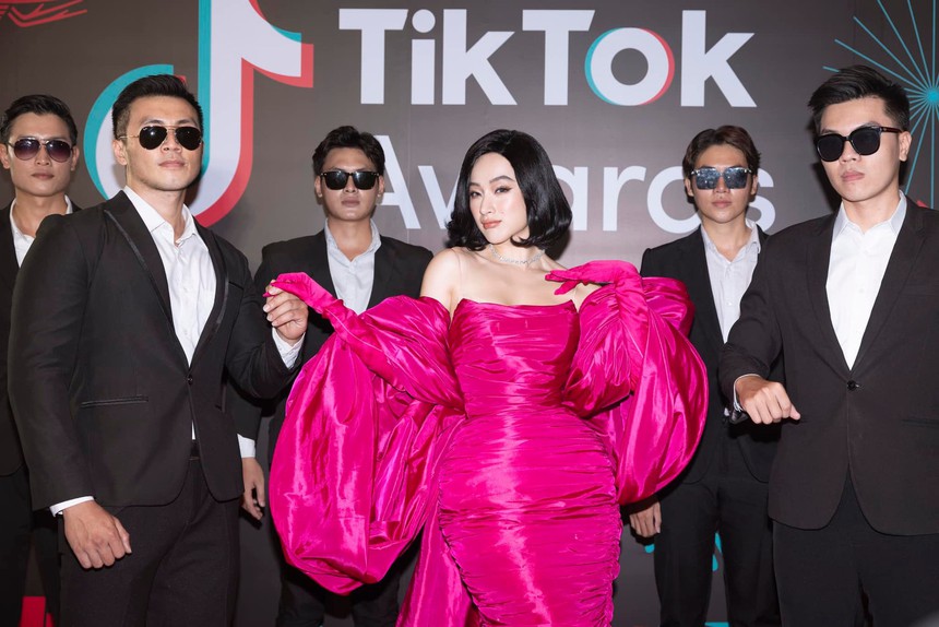 Angela Phương Trinh tái xuất: Ngồi 5 tiếng đính đá lên da, lấy tóc che ngực nhưng lại không hề phản cảm - Ảnh 10.