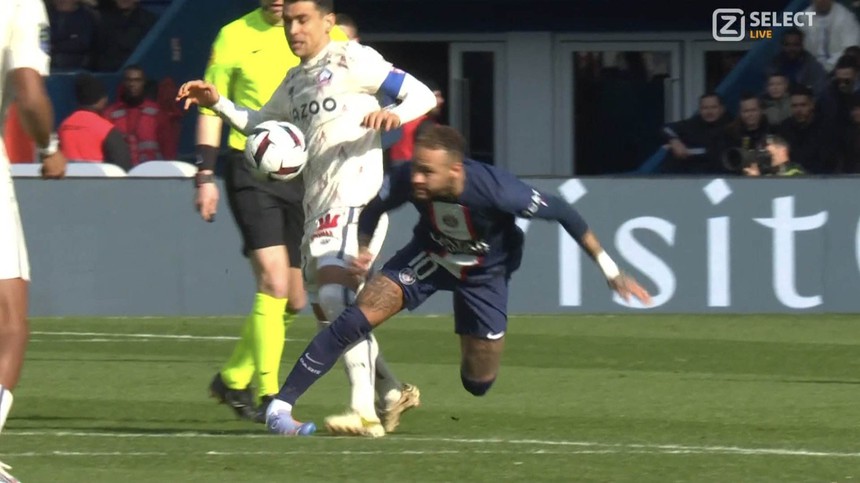 Neymar bẻ ngược bàn chân, rời sân bằng cáng - Ảnh 1. Neymar bẻ ngược bàn chân, rời sân bằng cáng - Ảnh 1.