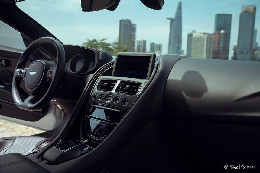 4 năm chỉ chạy 9.000 km, Aston Martin DB11 V8 Lightning Silver mất giá tới gần 3 tỷ đồng - Ảnh 4.