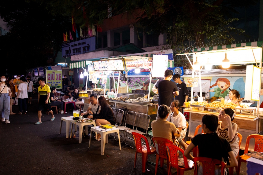 Không chỉ ở Hà Nội, TP.HCM cũng có kiểu hàng quán “cộng sinh”: chỉ cần có chỗ ngồi thì … sao cũng được - Ảnh 13.