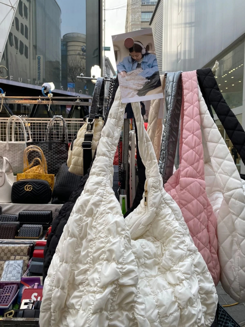 'Chiếc bị' của Jennie từng gây sốt xình xịch và giờ tiếp tục 'cháy hàng': Dường như phía thương hiệu lại sầu lòng vì một lý do đáng cảm thông - Ảnh 8. 'Chiếc bị' của Jennie từng gây sốt xình xịch và giờ tiếp tục 'cháy hàng': Dường như phía thương hiệu lại sầu lòng vì một lý do đáng cảm thông - Ảnh 8.