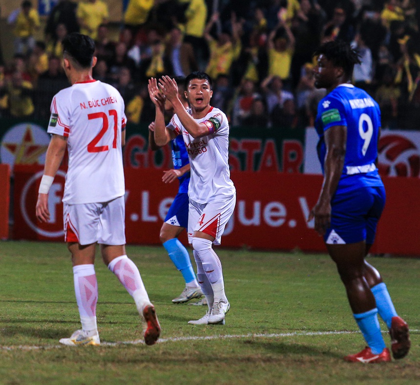 Thủ môn Phạm Văn Phong liên tiếp cản phá bóng, cứu thua cho CLB Viettel - Ảnh 7.