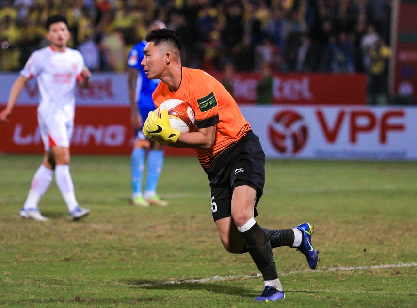 Thủ môn Phạm Văn Phong liên tiếp cản phá bóng, cứu thua cho CLB Viettel - Ảnh 6.