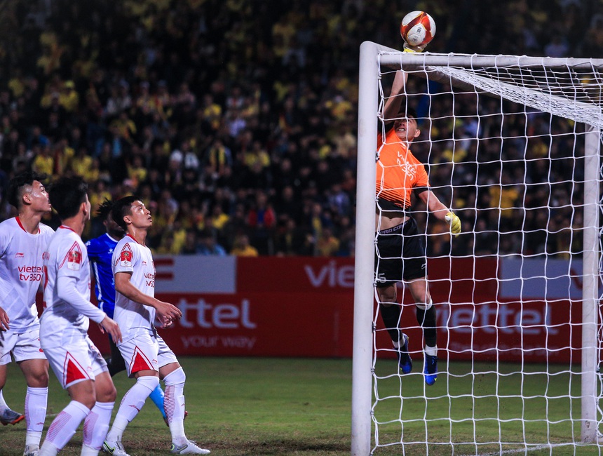 Thủ môn Phạm Văn Phong liên tiếp cản phá bóng, cứu thua cho CLB Viettel - Ảnh 1.