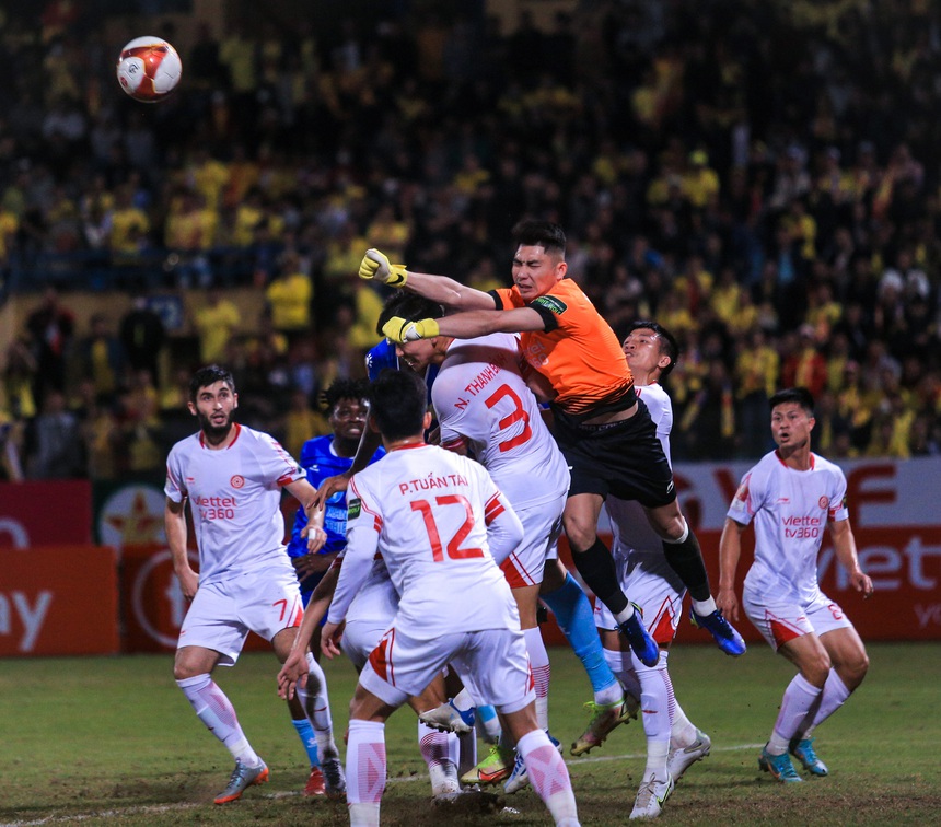 Thủ môn Phạm Văn Phong liên tiếp cản phá bóng, cứu thua cho CLB Viettel - Ảnh 2.