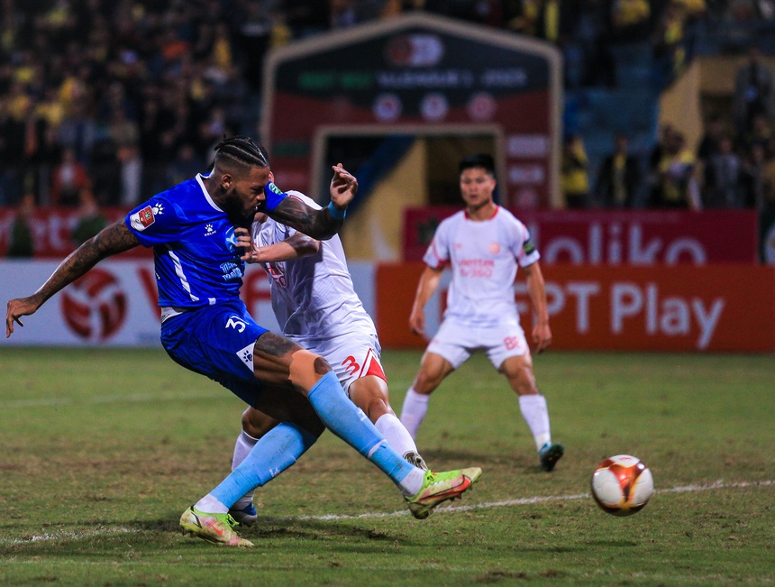 Thủ môn Phạm Văn Phong liên tiếp cản phá bóng, cứu thua cho CLB Viettel - Ảnh 3.