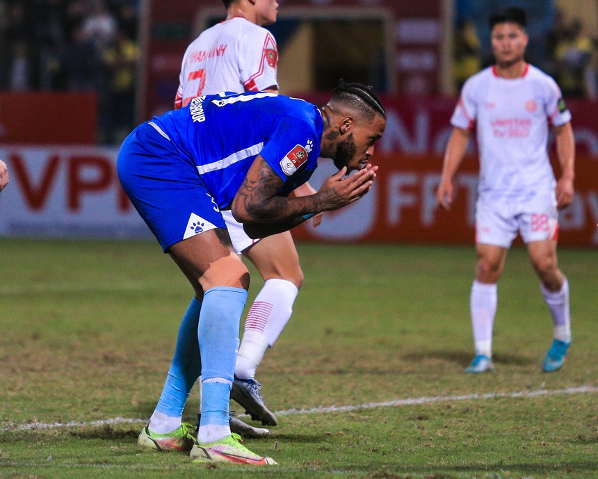 Thủ môn Phạm Văn Phong liên tiếp cản phá bóng, cứu thua cho CLB Viettel - Ảnh 5.