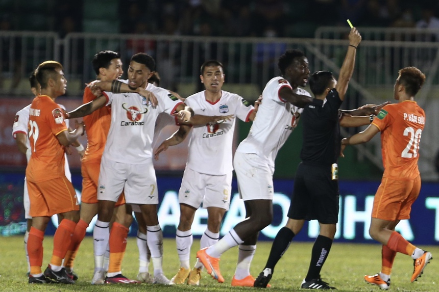 CLB CAHN và HAGL xô xát nhau sau tình huống vào bóng bằng hai chân của Văn Đức - Ảnh 3.