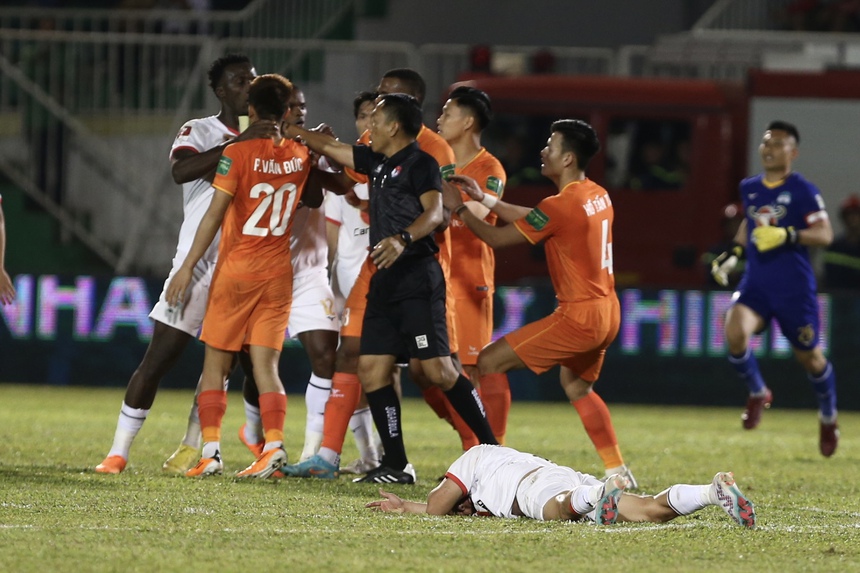 CLB CAHN và HAGL xô xát nhau sau tình huống vào bóng bằng hai chân của Văn Đức - Ảnh 5.