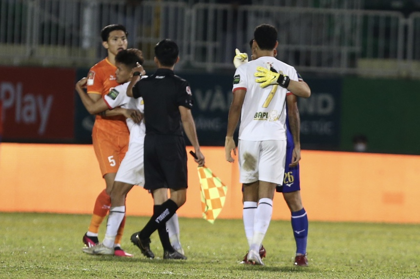CLB CAHN và HAGL xô xát nhau sau tình huống vào bóng bằng hai chân của Văn Đức - Ảnh 4.