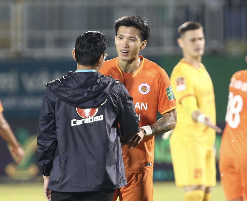 HLV Kiatisuk vui vẻ trò chuyện Văn Thanh, Văn Hậu và ân cần, động viên từng học trò - Ảnh 1.