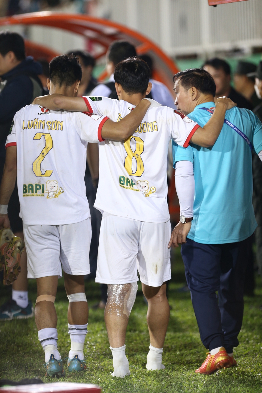 HLV Kiatisuk vui vẻ trò chuyện Văn Thanh, Văn Hậu và ân cần, động viên từng học trò - Ảnh 7.