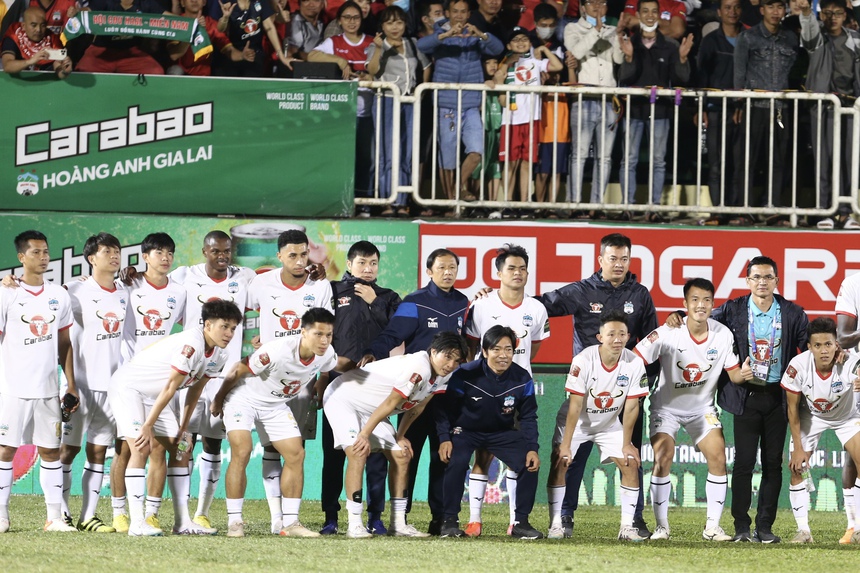 CLB CAHN và HAGL xô xát nhau sau tình huống vào bóng bằng hai chân của Văn Đức - Ảnh 8.
