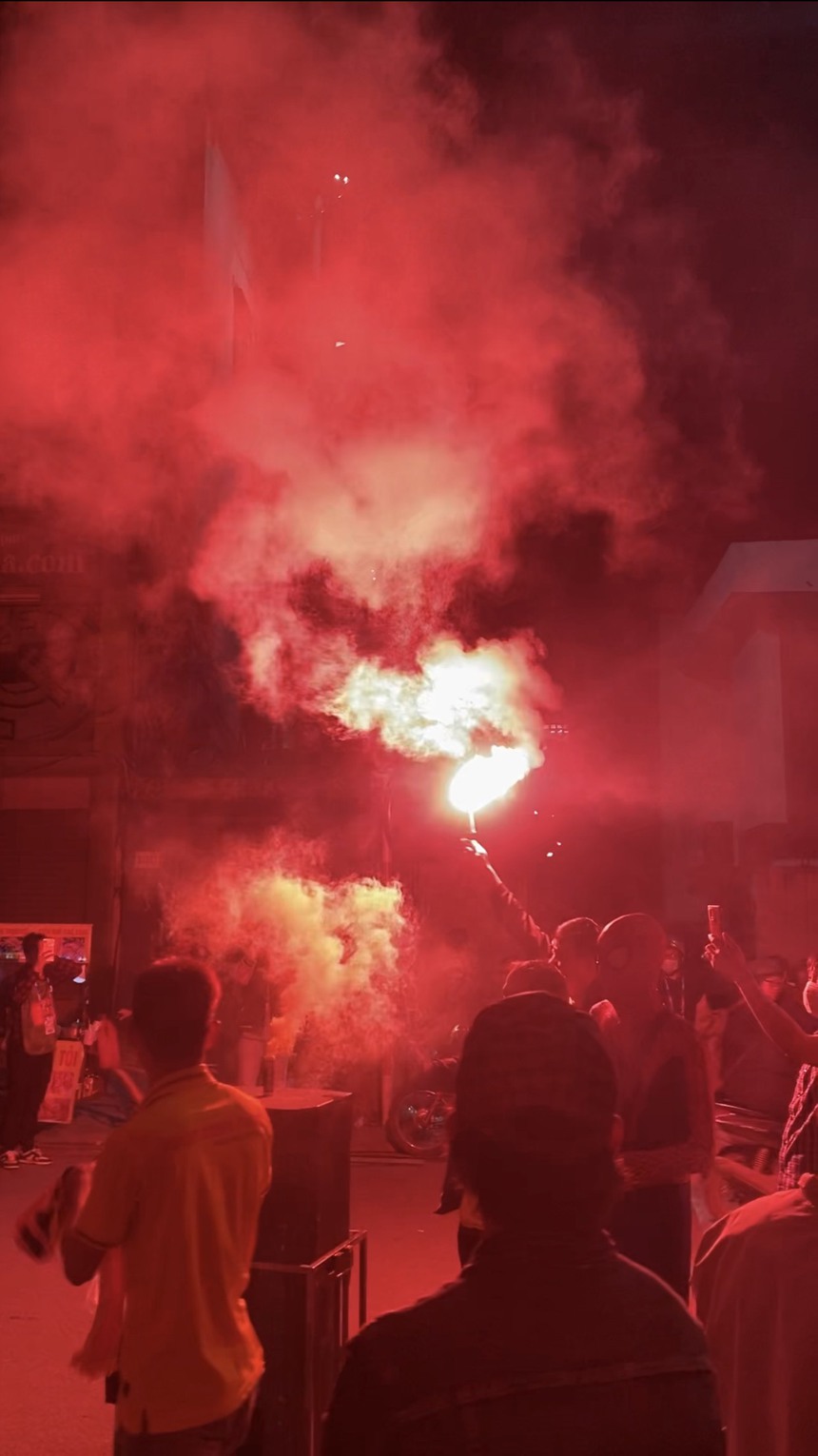 CĐV Nam Định đốt pháo sáng, bật nhạc nhảy tưng bừng sau trận gặp Viettel - Ảnh 3.