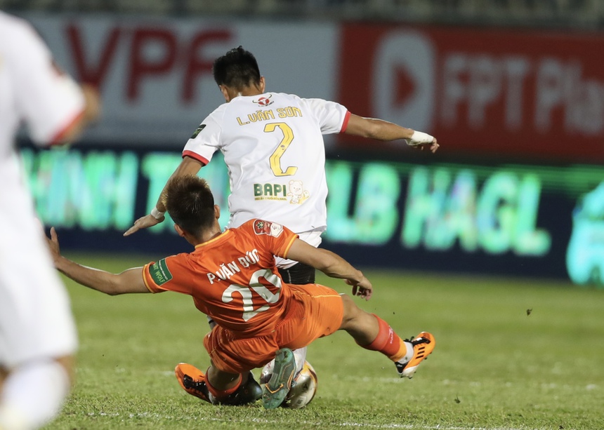 CLB CAHN và HAGL xô xát nhau sau tình huống vào bóng bằng hai chân của Văn Đức - Ảnh 2.