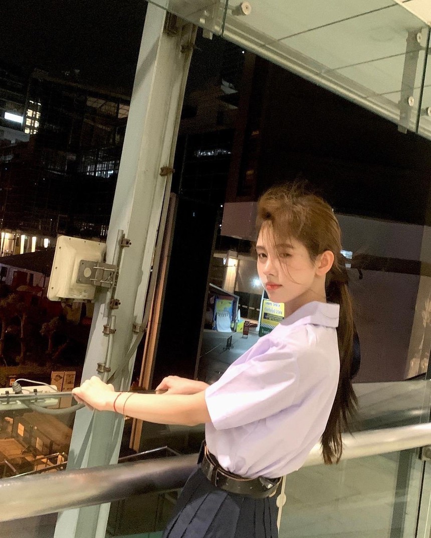 “Mỹ nữ 4000 năm” Cúc Tịnh Y gây sốt khi diện đồng phục học sinh Thái: Visual “bén đứt tay” chấp hết camera thường! - Ảnh 8.