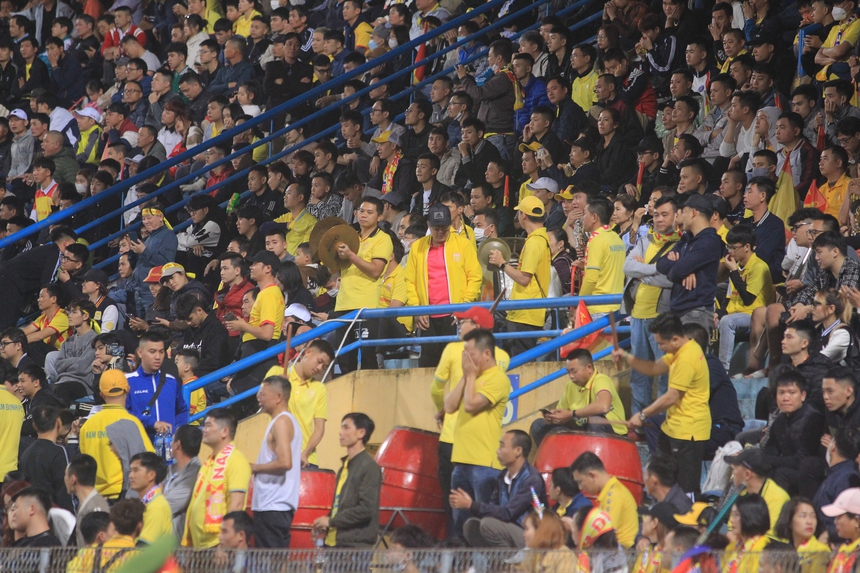 CĐV Nam Định biến Hàng Đẫy thành Thiên Trường, ngồi nhầm chỗ của CĐV Viettel - Ảnh 3.