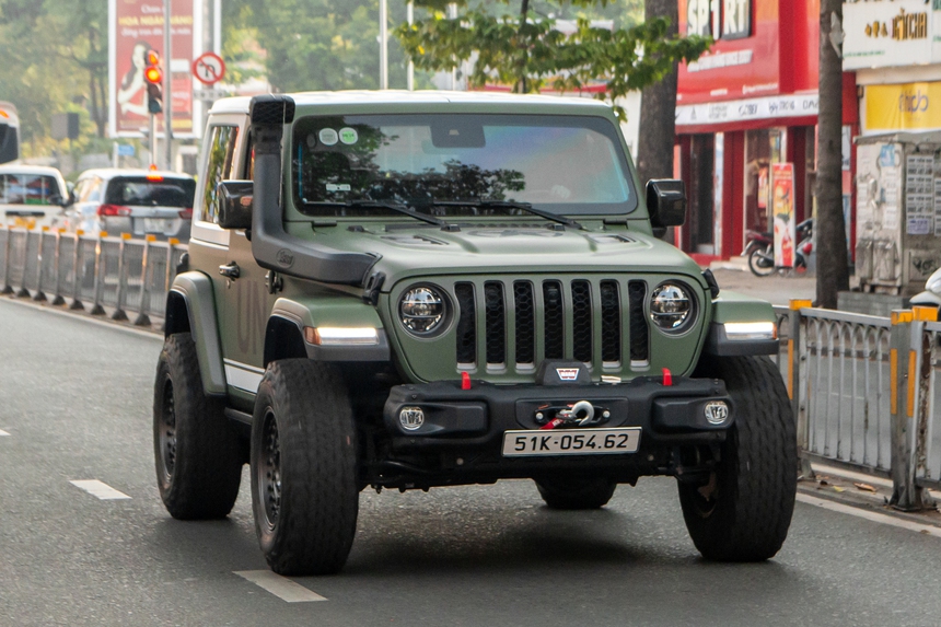 Tậu thêm Jeep mới chỉ khác màu, ông Đặng Lê Nguyên Vũ nói siêu xe chỉ để đi cho vui thôi - Ảnh 2.