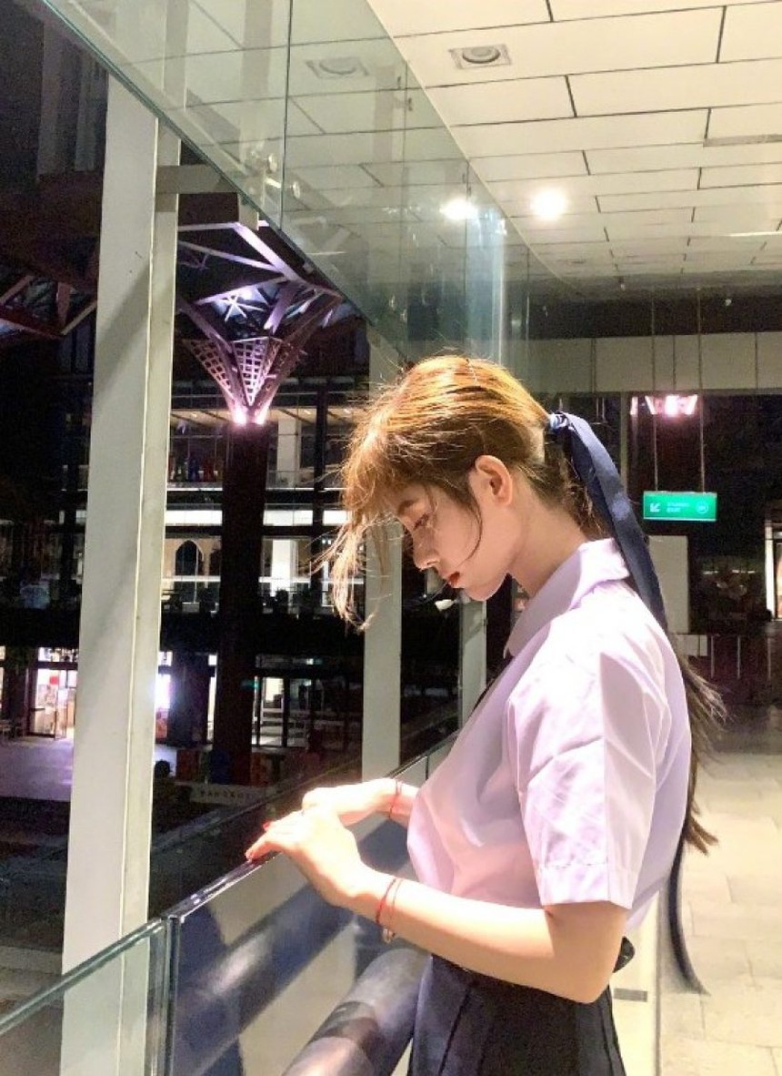 “Mỹ nữ 4000 năm” Cúc Tịnh Y gây sốt khi diện đồng phục học sinh Thái: Visual “bén đứt tay” chấp hết camera thường! - Ảnh 7.