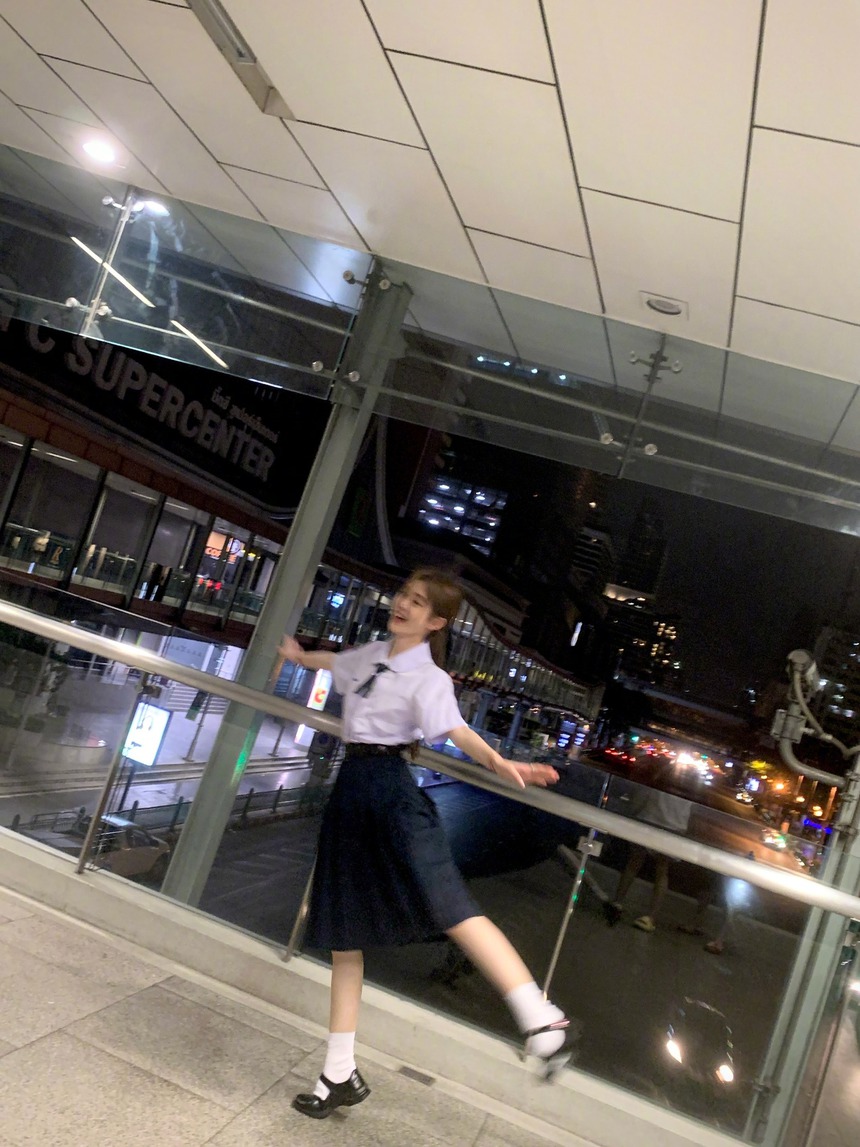 “Mỹ nữ 4000 năm” Cúc Tịnh Y gây sốt khi diện đồng phục học sinh Thái: Visual “bén đứt tay” chấp hết camera thường! - Ảnh 9.