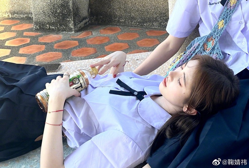 “Mỹ nữ 4000 năm” Cúc Tịnh Y gây sốt khi diện đồng phục học sinh Thái: Visual “bén đứt tay” chấp hết camera thường! - Ảnh 6.