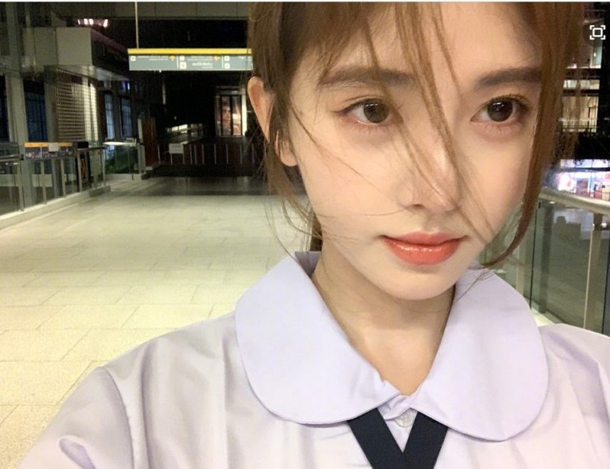 “Mỹ nữ 4000 năm” Cúc Tịnh Y gây sốt khi diện đồng phục học sinh Thái: Visual “bén đứt tay” chấp hết camera thường! - Ảnh 3.