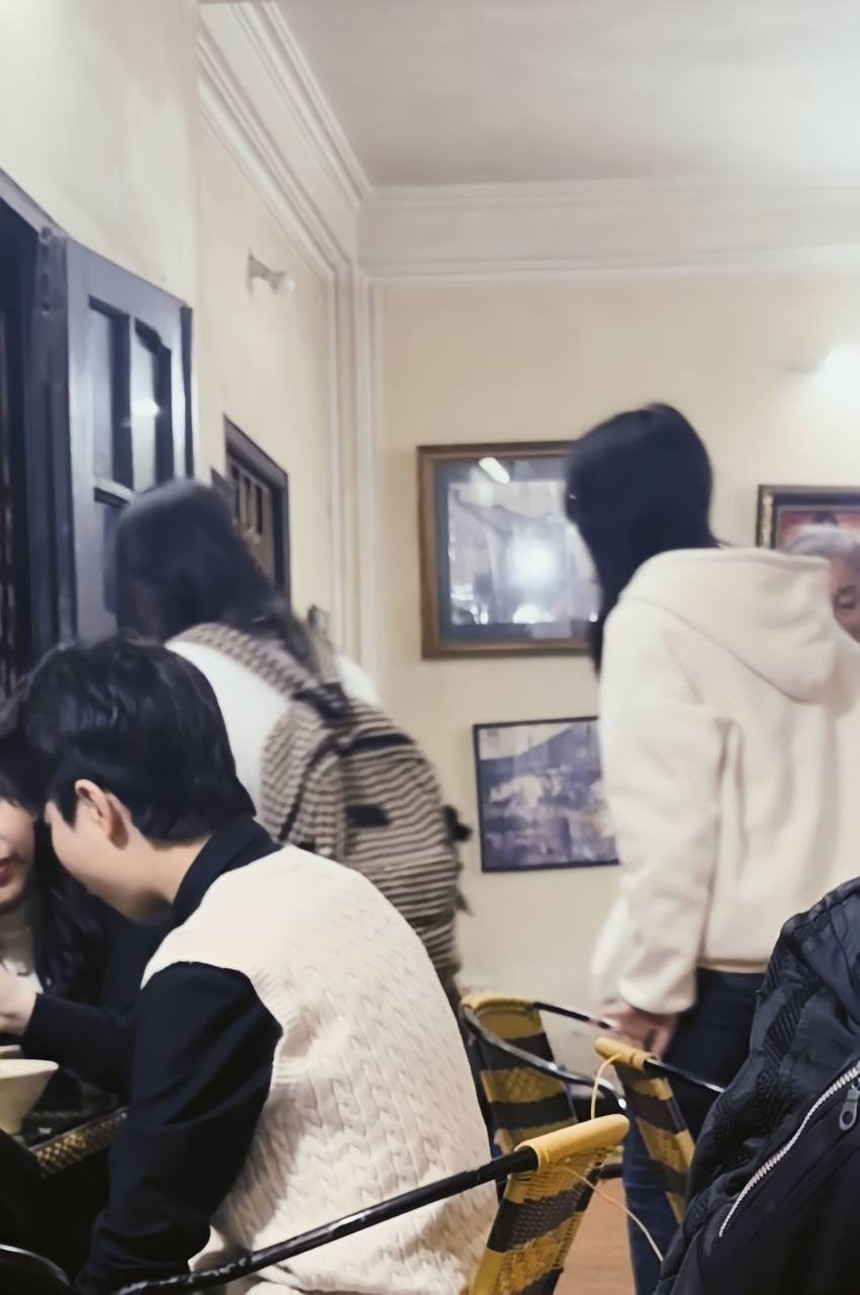 Thực khách nói gì về cách buôn bán cộng sinh của hàng bún chả  - Ảnh 4.