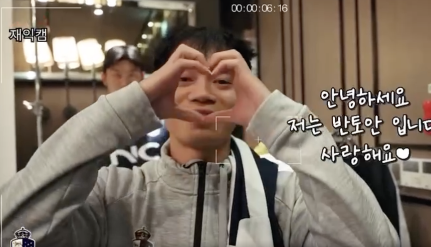 Văn Toàn dạy đồng đội Hàn Quốc đọc tên mình, Quang Hải được đá 10 phút cho Pau FC ở Ligue 2 - Ảnh 2.