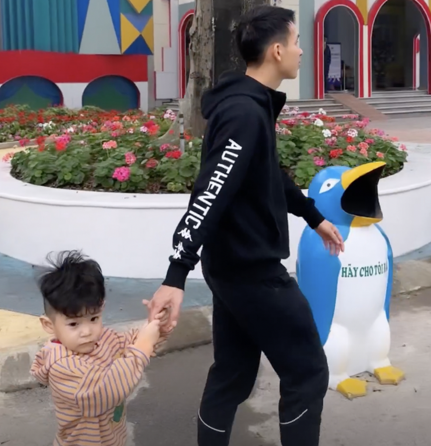 Thành Chung cùng vợ chơi bóng rổ, Hùng Dũng thực hiện lời hứa 3 năm với con trai - Ảnh 1.