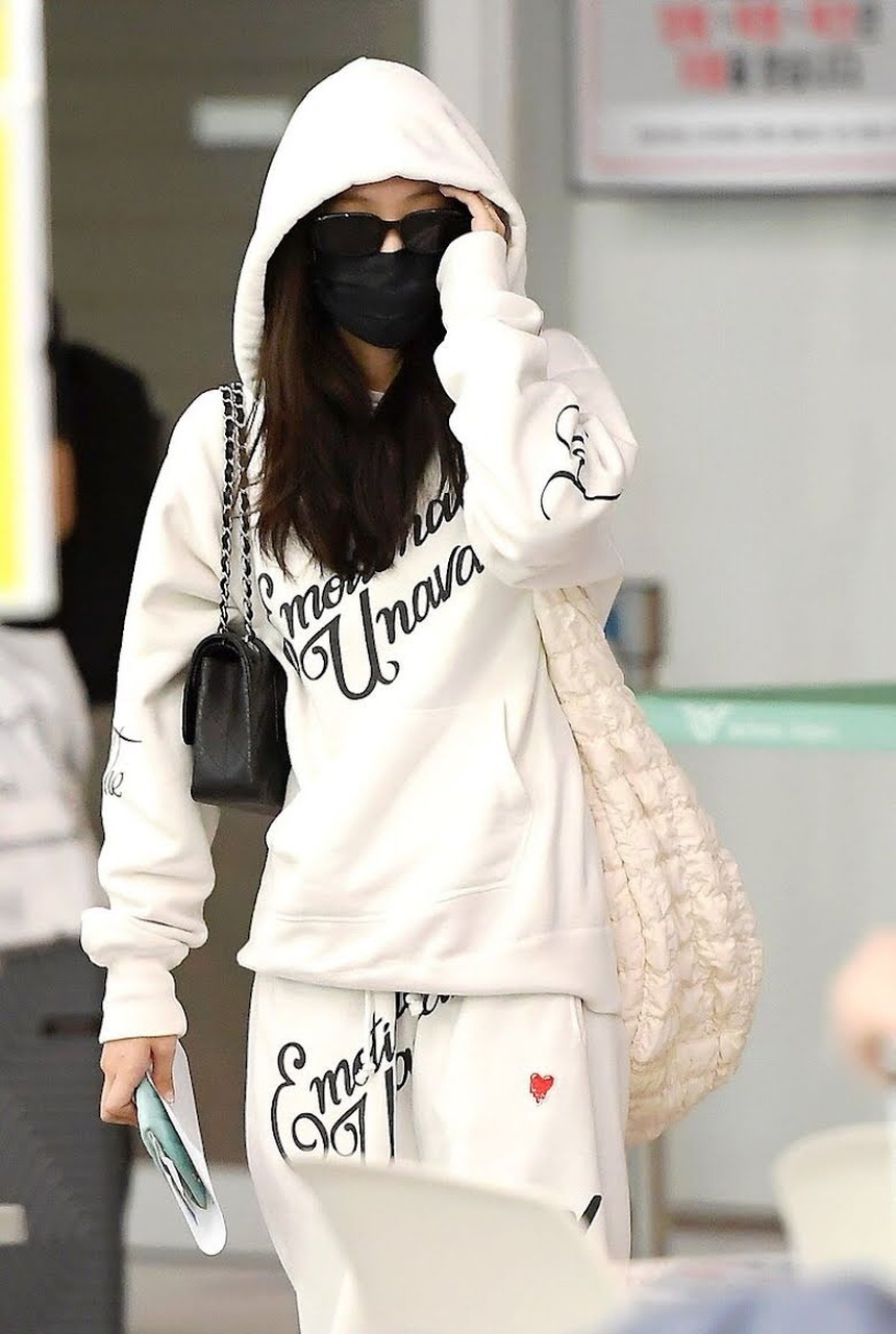 'Chiếc bị' của Jennie từng gây sốt xình xịch và sau gần 2 năm lại 'cháy hàng': Dường như phía thương hiệu lại không vui vì một lý do này - Ảnh 3. 'Chiếc bị' của Jennie từng gây sốt xình xịch và sau gần 2 năm lại 'cháy hàng': Dường như phía thương hiệu lại không vui vì một lý do này - Ảnh 3.