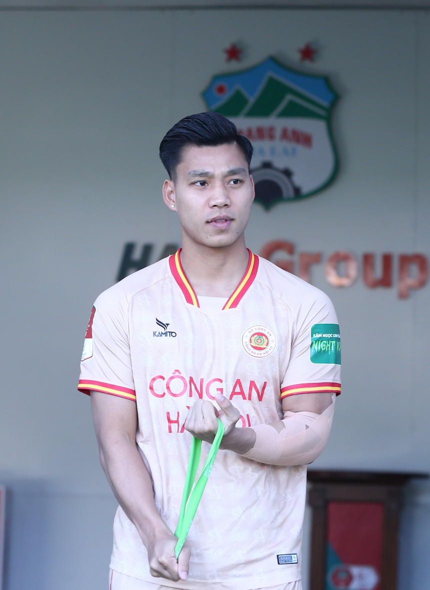 Văn Thanh kẹp cổ Quang Nho, bị Minh Vương bắt mặc áo HAGL ngày trở về Pleiku - Ảnh 9.