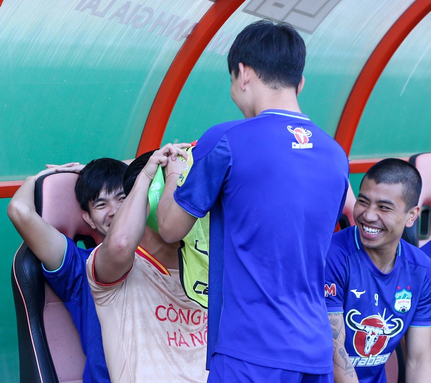 Văn Thanh kẹp cổ Quang Nho, bị Minh Vương bắt mặc áo HAGL ngày trở về Pleiku - Ảnh 3.