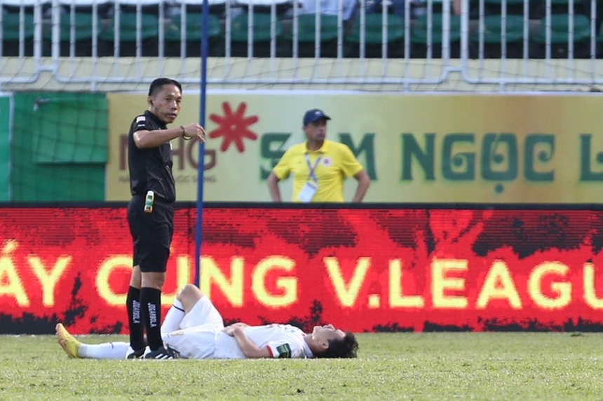 Minh Vương chấn thương, rời sân bằng cáng trong trận HAGL gặp CAHN - Ảnh 3.