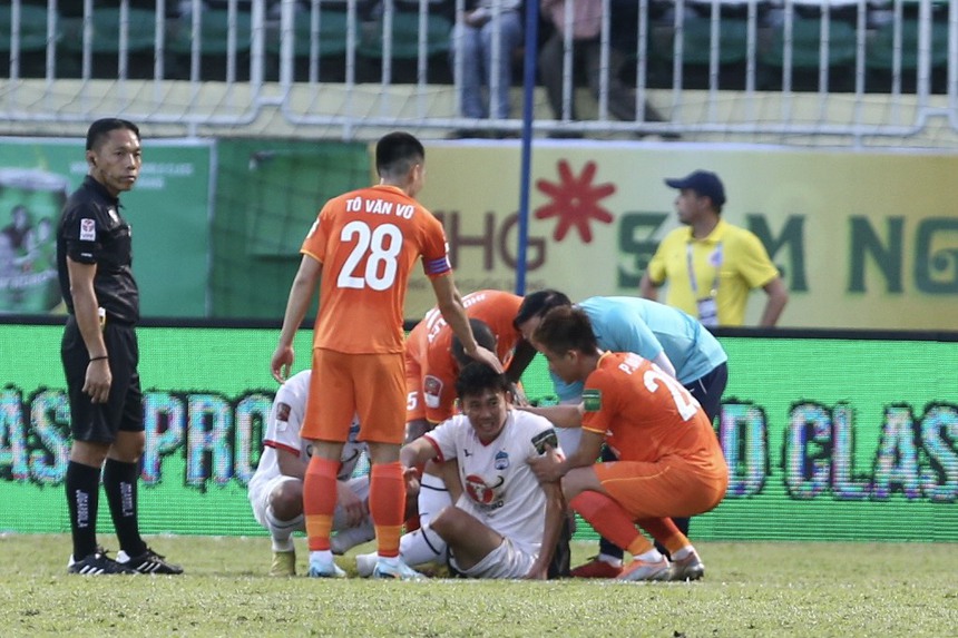 Minh Vương chấn thương, rời sân bằng cáng trong trận HAGL gặp CAHN - Ảnh 5.