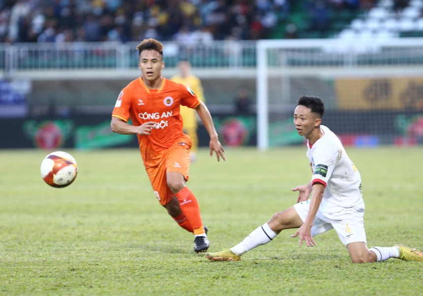 Minh Vương chấn thương, rời sân bằng cáng trong trận HAGL gặp CAHN - Ảnh 9.