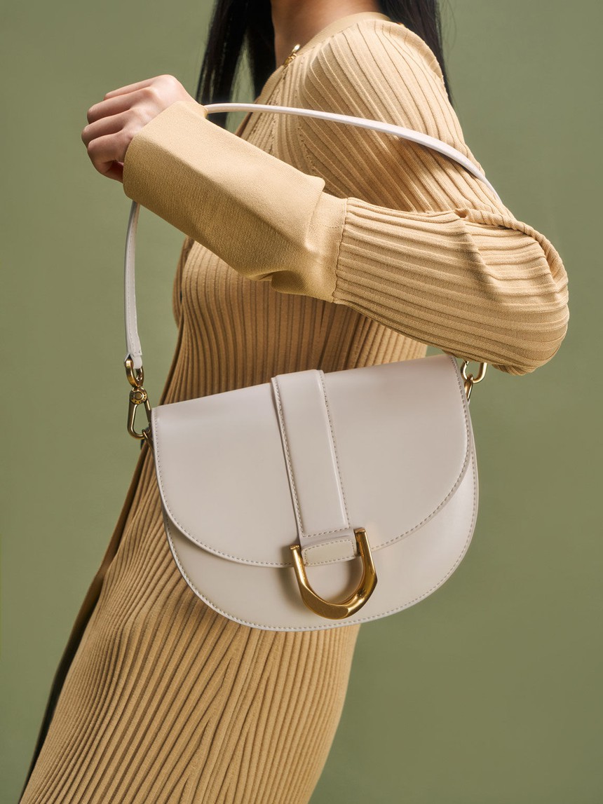 Style Lisa lên hương chuẩn 'phú bà showbiz', sắm mẫu na ná về diện đảm bảo bạn cũng 'sang như người có tiền'  - Ảnh 10.