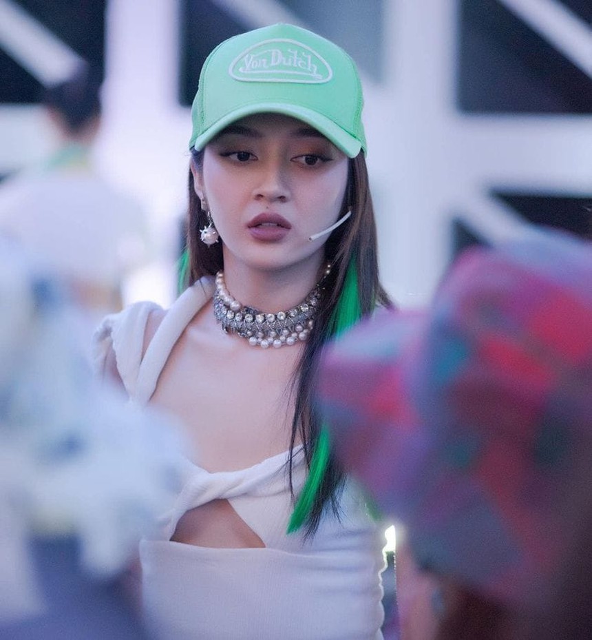 Bảo Anh 7 tháng trước khi vướng tin đồn mang thai: Chăm diện đồ khoe vòng 2, có cú nhào đầu tại show vũ đạo - Ảnh 3.